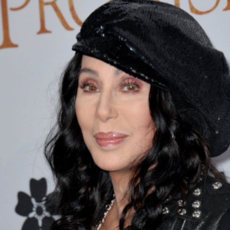 CHER: Ya en sus 70, esta cantante no deja de sorprender con su apariencia esbelta y juvenil. Asegura que come saludable, no fuma y apenas consume alcohol. Se ejercita y hasta surfea. (Featureflash Photo Agency/ Shutterstock)