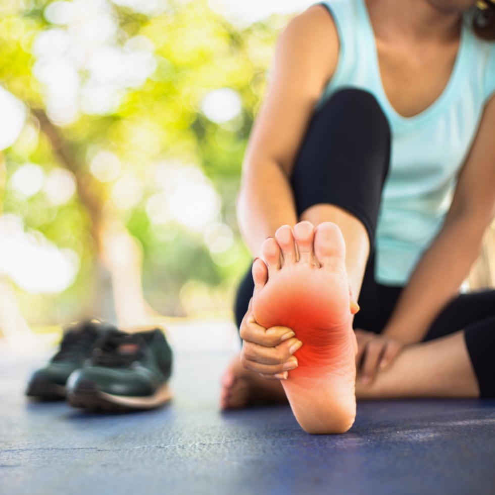 Neuropatía periférica: Cuando la condición no está controlada puede causar graves daños a los nervios periféricos. Profesionales dentro de Mayo Clinic, exponen que estos trastornos causan dolor, entumecimiento y hormigueo en áreas como los brazos o las piernas.