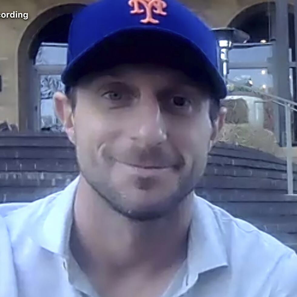 Captura de imagen de Max Scherzer al ser presentado como nuevo lanzador de los Mets de Nueva York, el miércoles 1 de diciembre de 2021.