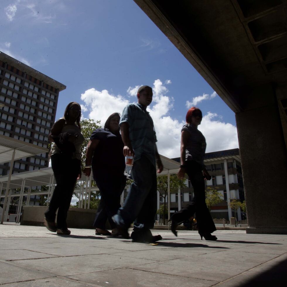 2  de marzo del 2009, san juan,centro gubernamental minillas,foto para historia del futuro de los empleados publico bajo la nueva administracion de luis fortuno en la foto las fachada del banco gubernamental uno de los edificios minilas  
<<foto por juan angel alicea mercado>>
empleados publicos,empleo,fotuno,








 






