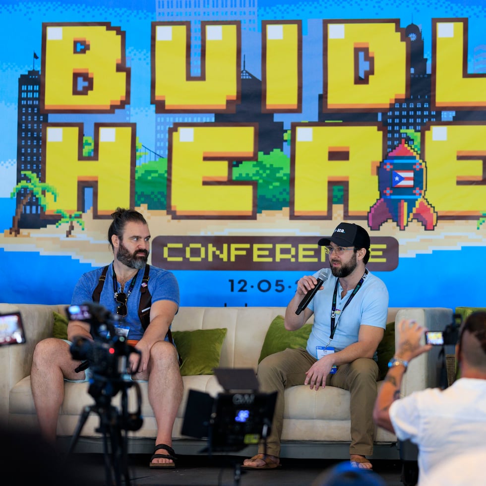 Timothy Lewis, co-fundador de TEA) y Max Howell, co-fundador y CEO de TEA, durante su presentación en el evento Build Here, la conferencia inaugural del Puerto Rico Blockchain Conference Week 2022 organizada por la Puerto Rico Blockchain Trade Association.