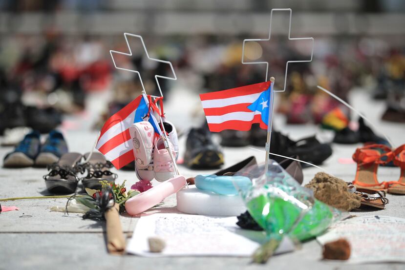 Cientos de zapatos fueron colocados frente al Capitolio para recordar las vidas cobradas por el huracán María. (GFR Media)