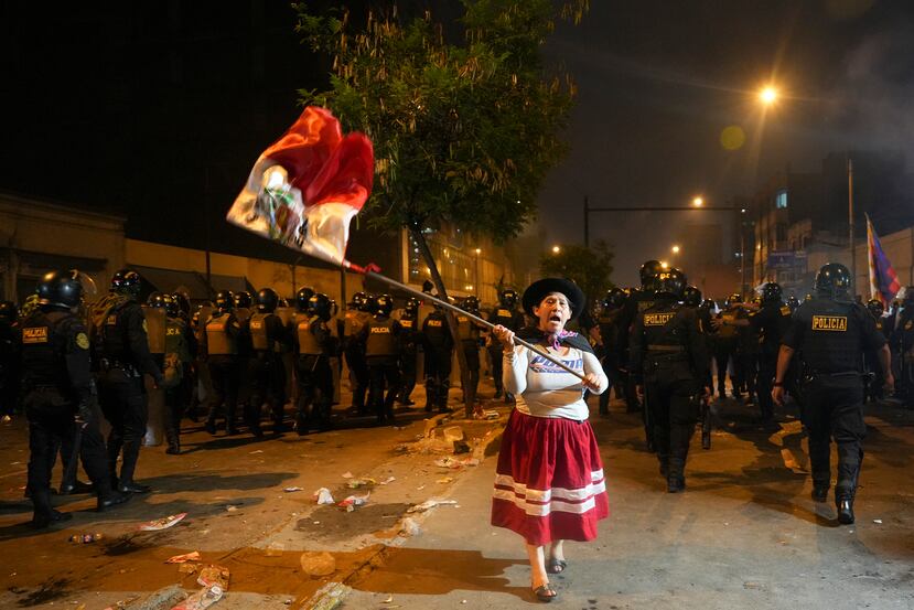 Una mujer ondea una bandera peruana durante una protesta antigubernamental en Lima, Perú.