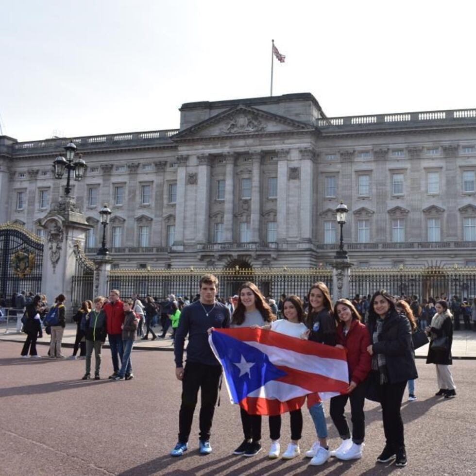 Estudiantes del Colegio Mater Salvatoris, en Río Piedras,  se destacaron en un campeonato de negocios en Inglaterra.  (Suministrada)