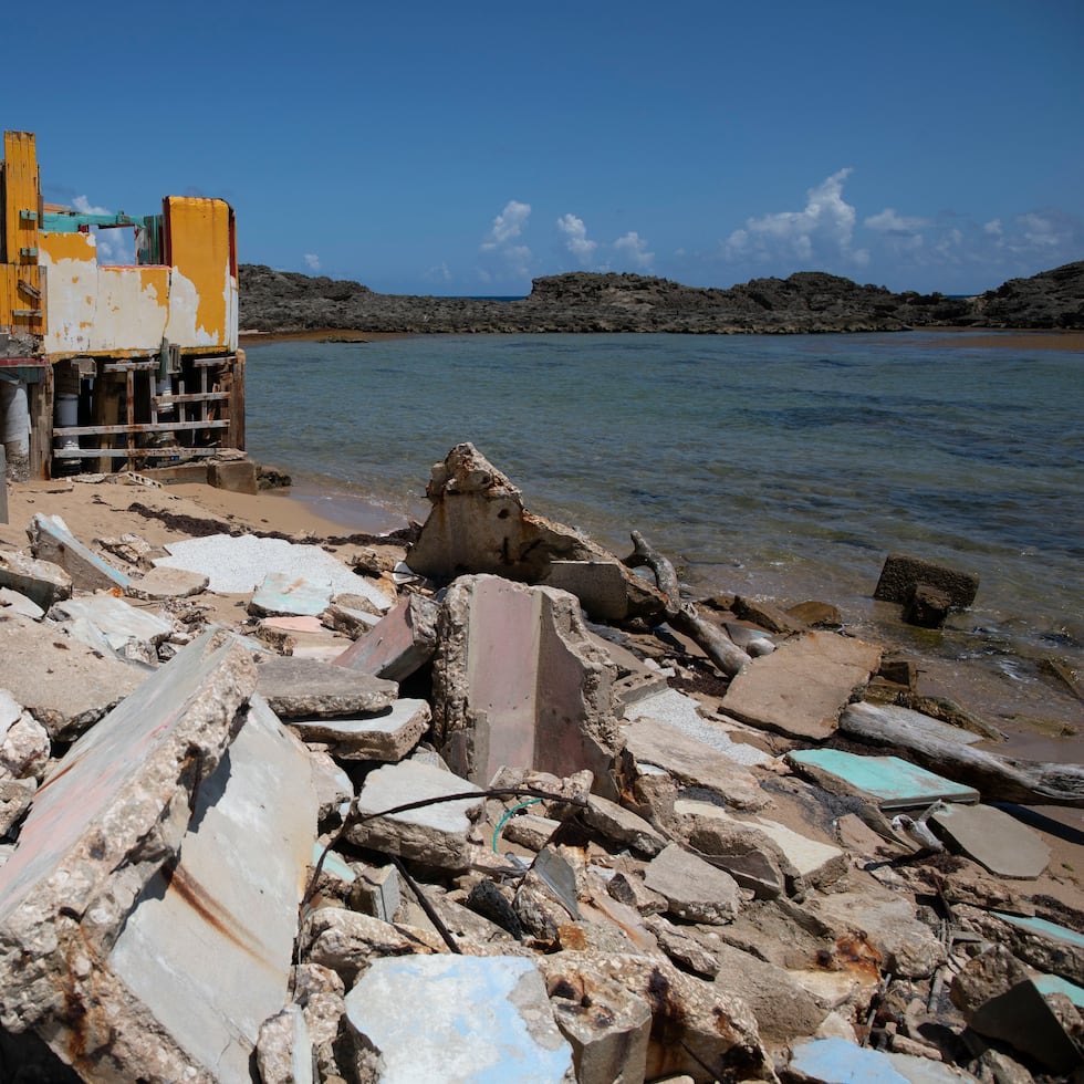 Costa en Vega Baja erosionada, entre otras razones, por el aumento del nivel del mar.