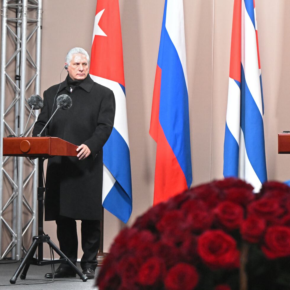 El presidente de Cuba, Miguel Díaz-Canel (izquierda), y el presidente de Rusia, Vladimir Putin (derecha), asisten a la ceremonia de inauguración de un monumento a Fidel Castro en Moscú.