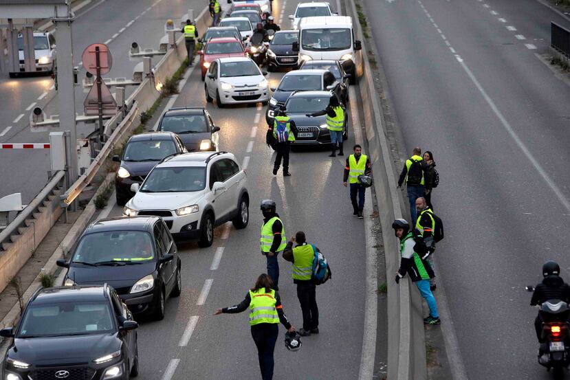 Manifestantes bloquean un carril de una autovía durante una protesta contra un impuesto a los combustibles, en Marsella, en el sur de Francia. (AP)