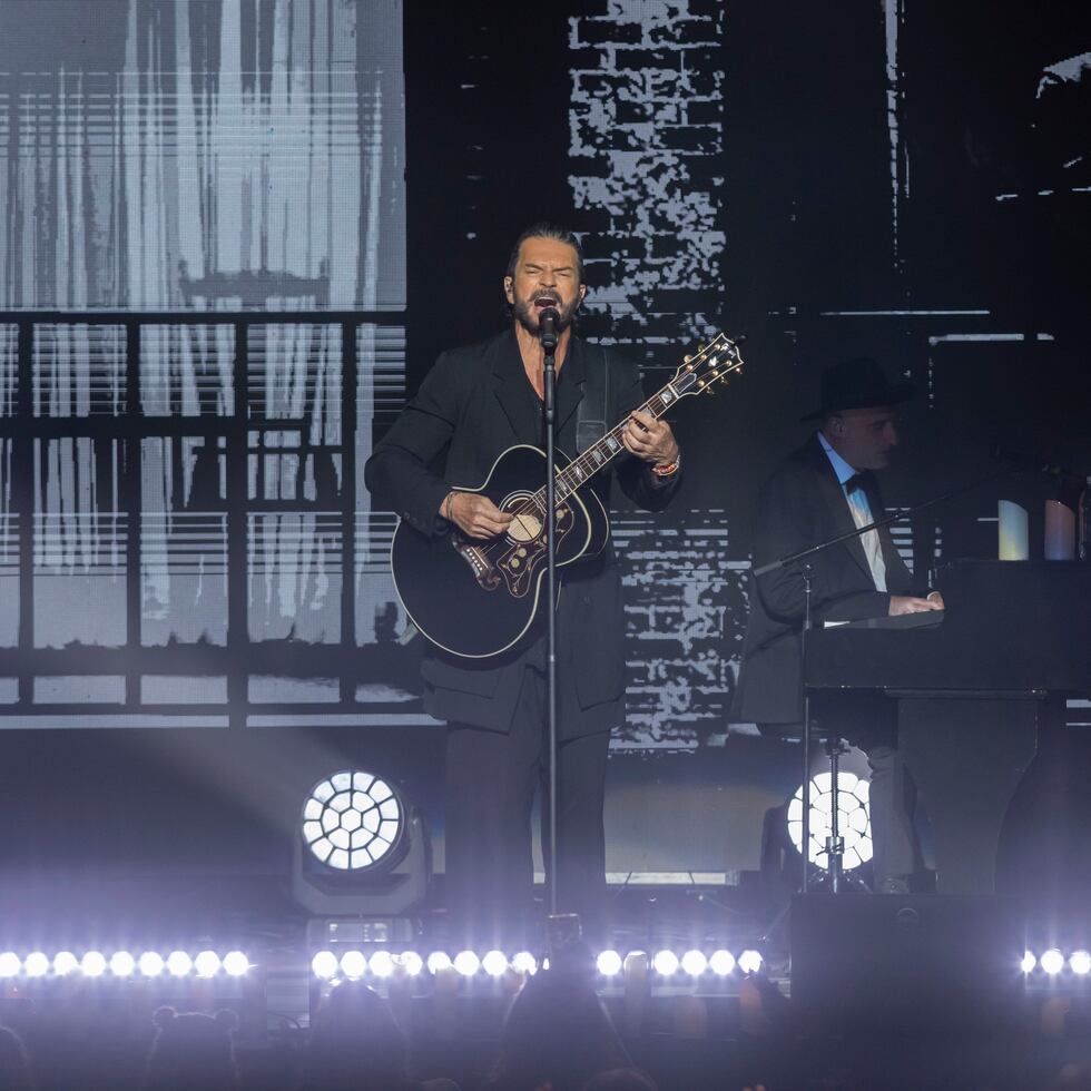 Ricardo Arjona durante el concierto “Blanco y Negro” en el Coliseo de Puerto Rico José Miguel Agrelot.