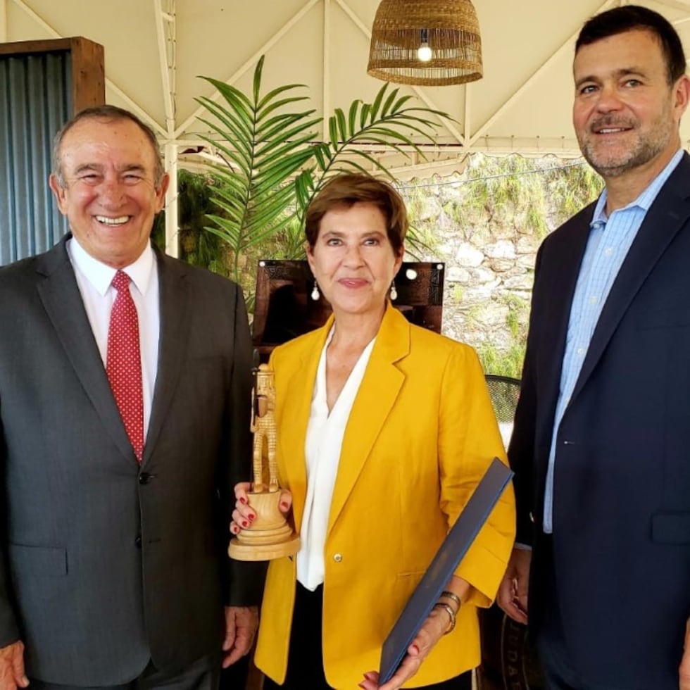 Desde la izquierda, Manuel Cidre, secretarios del Departamento de Desarrollo Económico y Comercio de Puerto Rico; la maestra ronera Silvia Santiago López y Philippe Brechot, presidente y CEO de Destilería Serrallés.