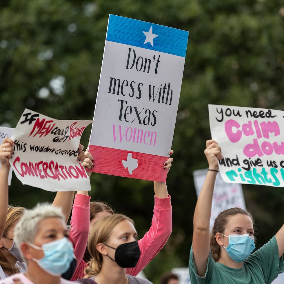 Al menos seis clínicas que realizan abortos en Texas comenzaron a reanudar sus servicios regulares después de que la ley fue puesta en suspenso, según el Centro por los Derechos Reproductivos.