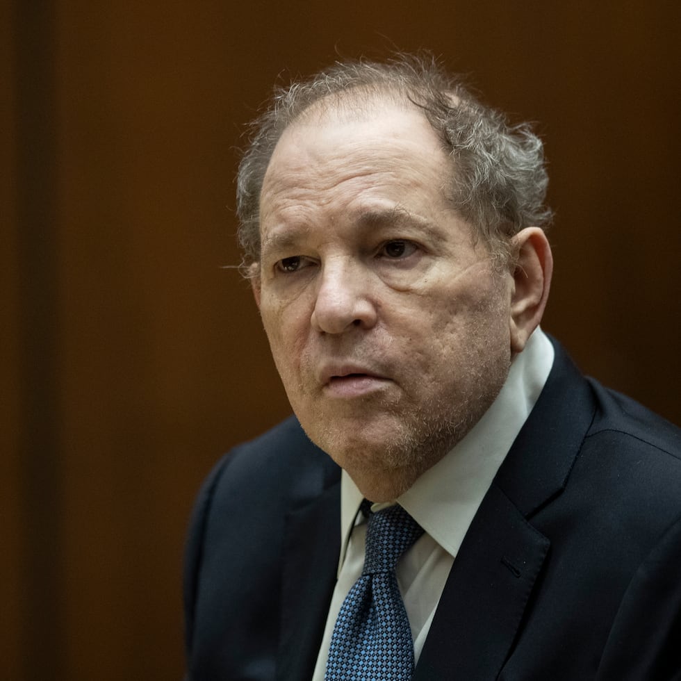 El exproductor de cine Harvey Weinstein en una corte en Clara Shortridge Foltz Criminal Justice Center en Los Angeles, California, el 4 de octubre de 2022. (Etienne Laurent/Pool Photo via AP)