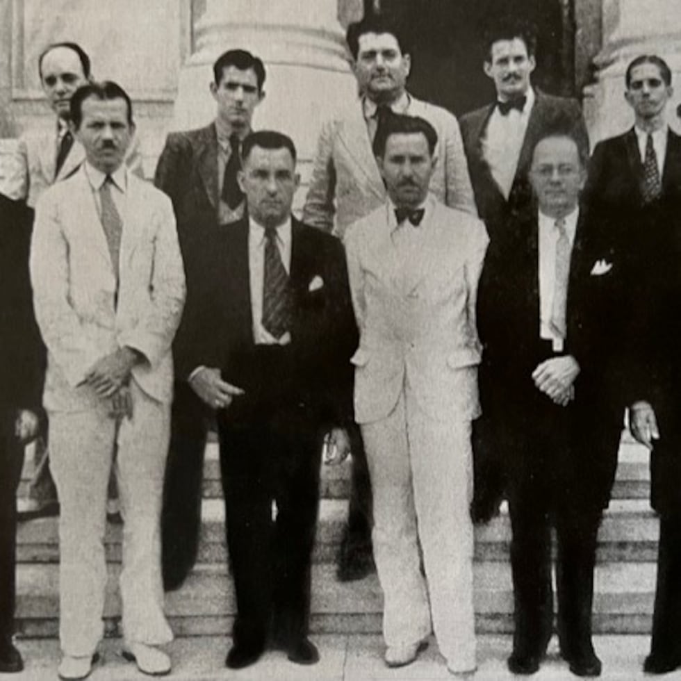 Entre otros, en la fotografía aparecen los escritores Luis Palés Matos (cuarto de izquierda a derecha, en primera fila, con traje blanco) y José I. de Diego Padró (quinto en la primera fila, con traje oscuro). La foto fue sacada de libro Discover Puerto Rico, U.S.A., de Hilda Branch Miranda.