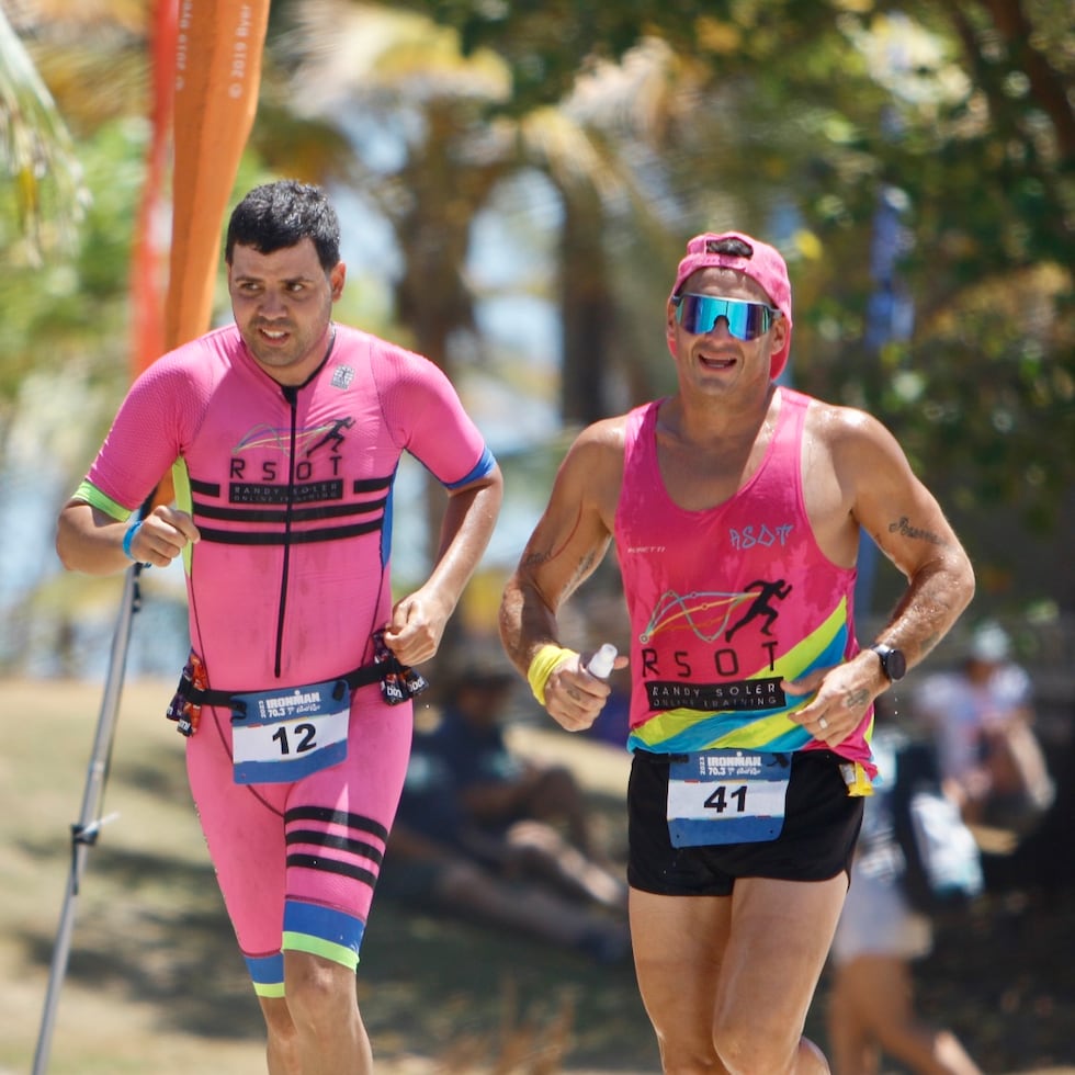 José Rivera (izquierda) y su entrenador Randy Soler (derecha) durante el Ironman Puerto Rico 70.3