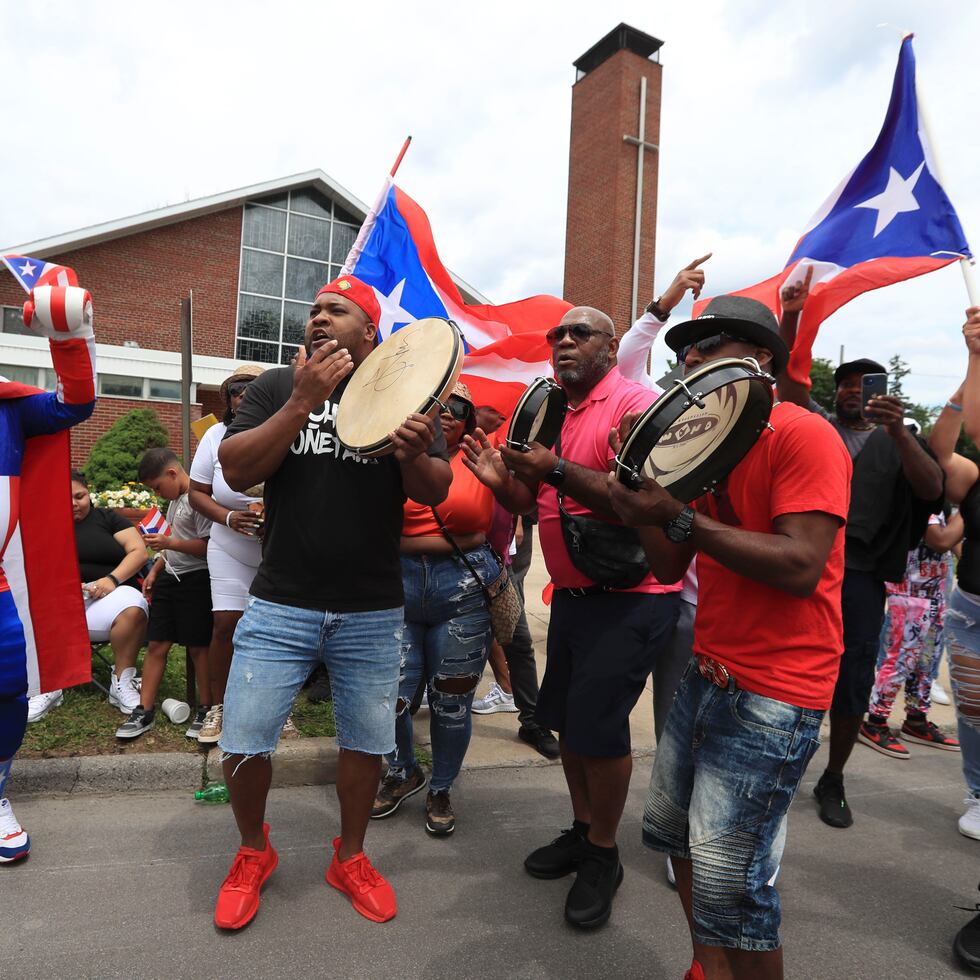 Un grupo de boricuas recibió a Miguel Cotto a son de plena.