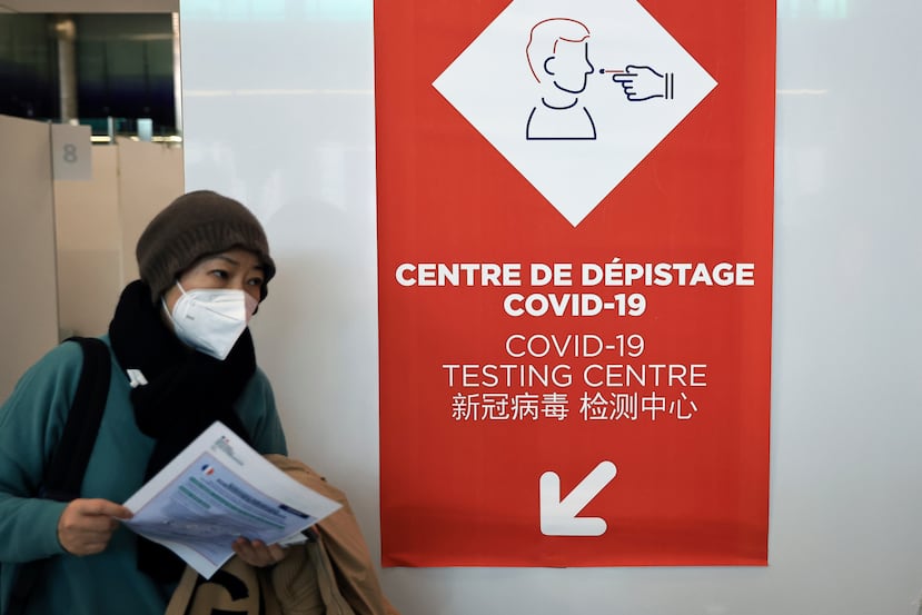 Un pasajero procedente de China sale de un área de prueba de COVID-19 establecida en el aeropuerto Roissy Charles de Gaulle, al norte de París.