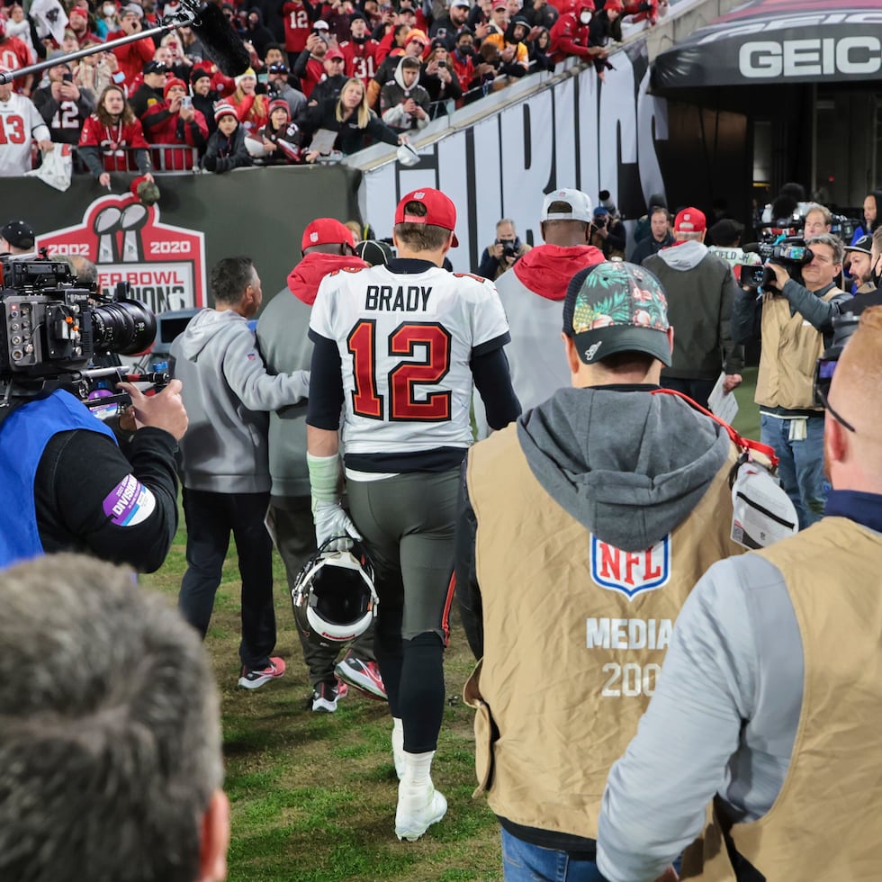 Tom Brady (12), de los Buccaneers de Tampa Bay, sale del campo de juego después de la derrota contra los Rams de Los Ángeles en la ronda divisional de la NFL.