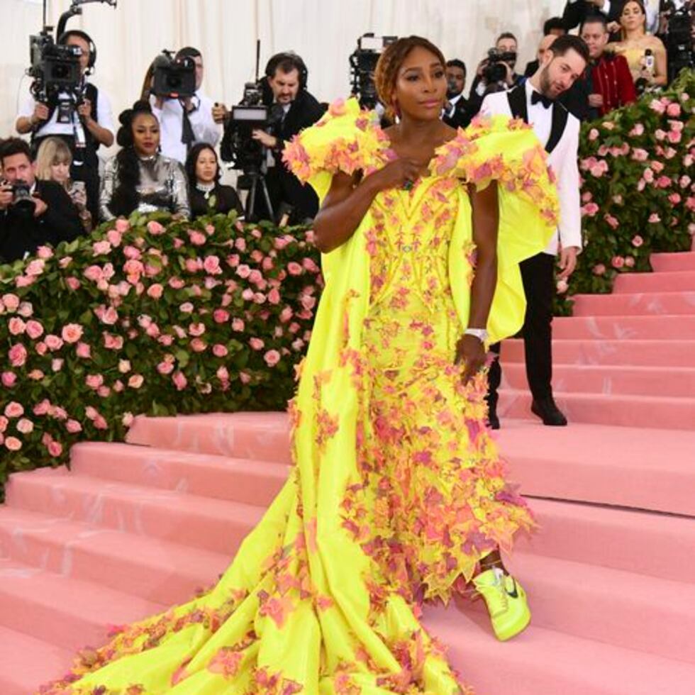 La tenista Serena Williams acompañó su vestido con calzado deportivo. (AP)