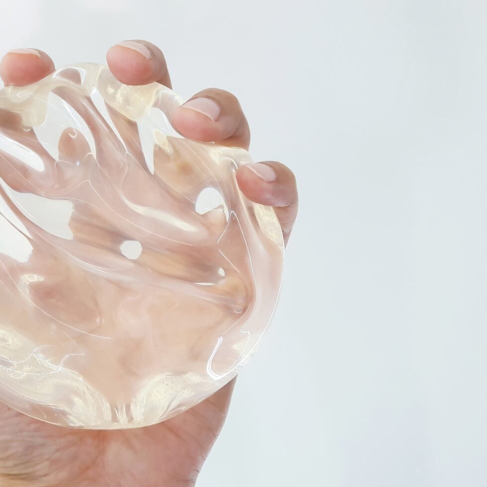 En la actualidad, hay dos tipos de implantes mamarios aprobados por la Administración de Alimentos y Medicamentos de los Estados Unidos (FDA, por sus siglas en inglés): rellenos de solución salina y rellenos de gel de silicona.