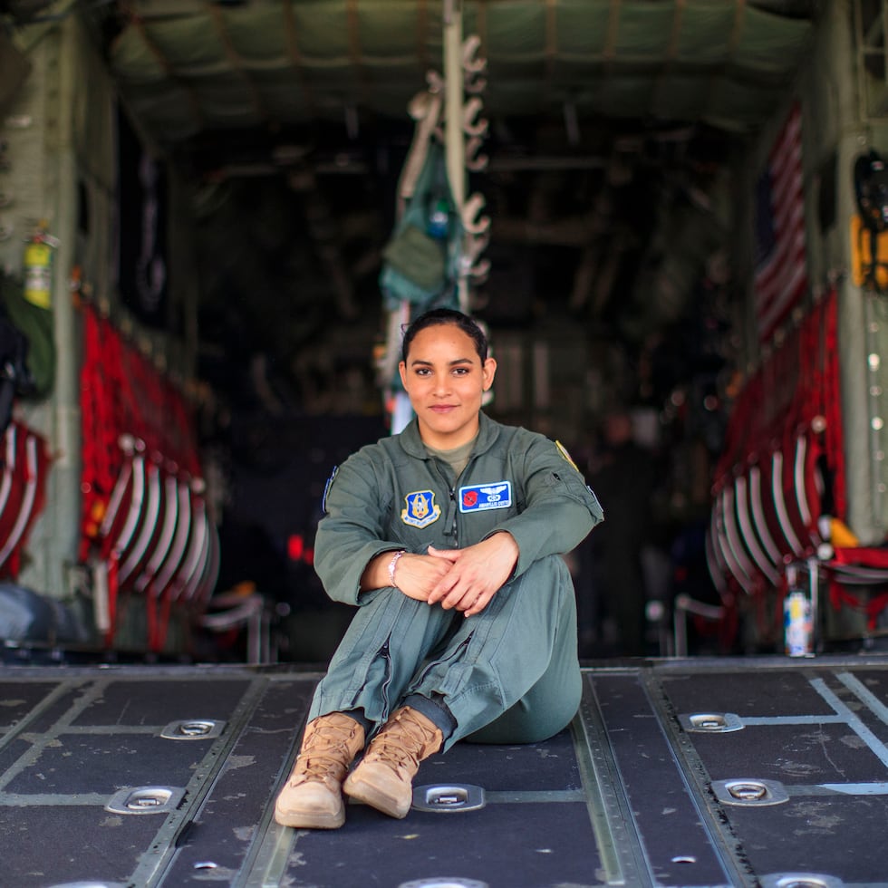 Amaryllis Cotto Pérez, teniente del Escuadrón 53 de Reconocimiento Meteorológico de la Reserva de la Fuerza Aérea de Estados Unidos.