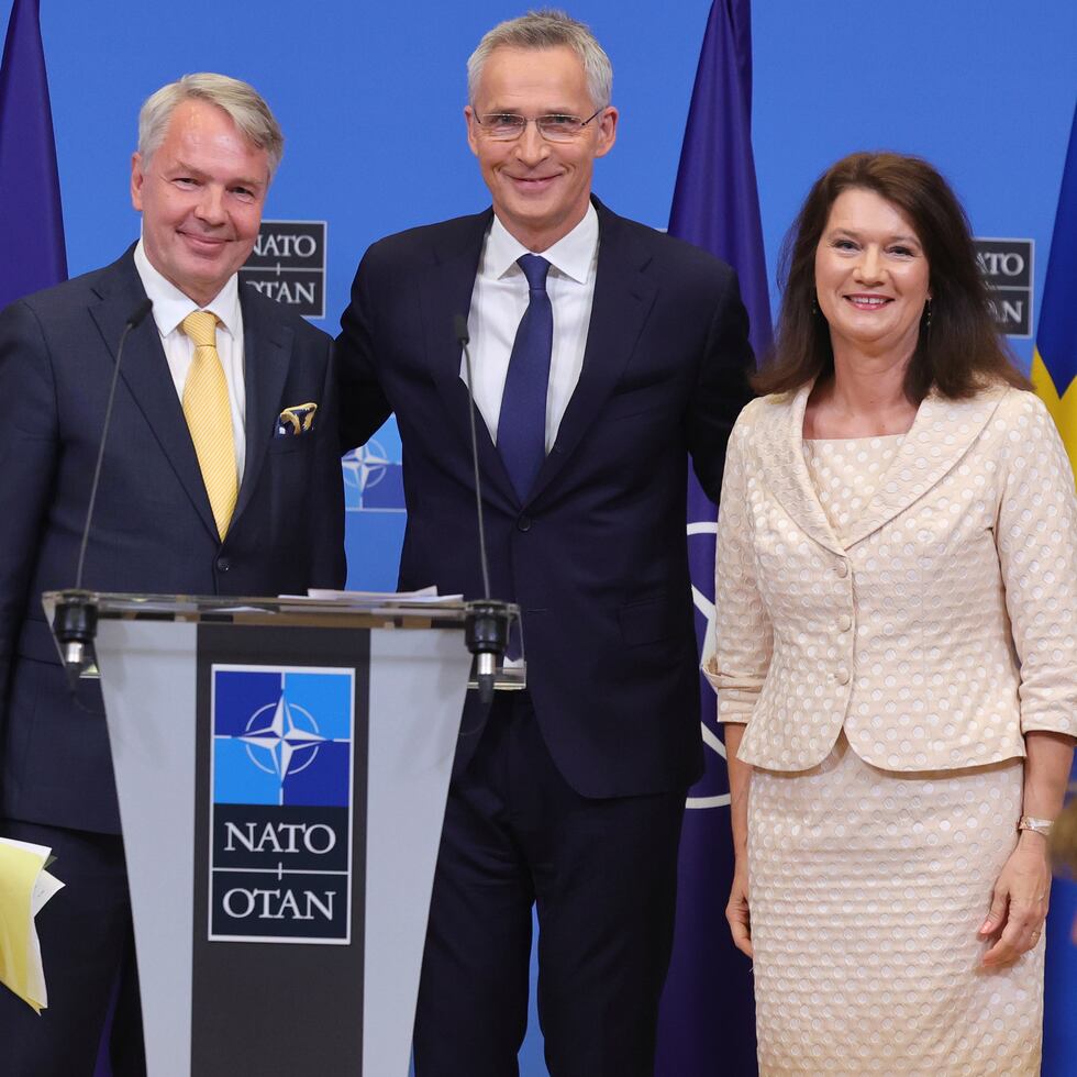 El ministro finlandés del Exterior, Pekka Haavisto, izquierda, su homóloga sueca Ann Linde, derecha, y el secretario general de la OTAN, Jens Stoltenberg, se presentan en una conferencia de prensa en la sede de la OTAN en Bruselas, el martes 5 de julio de 2022. (AP Foto/Olivier Matthys)