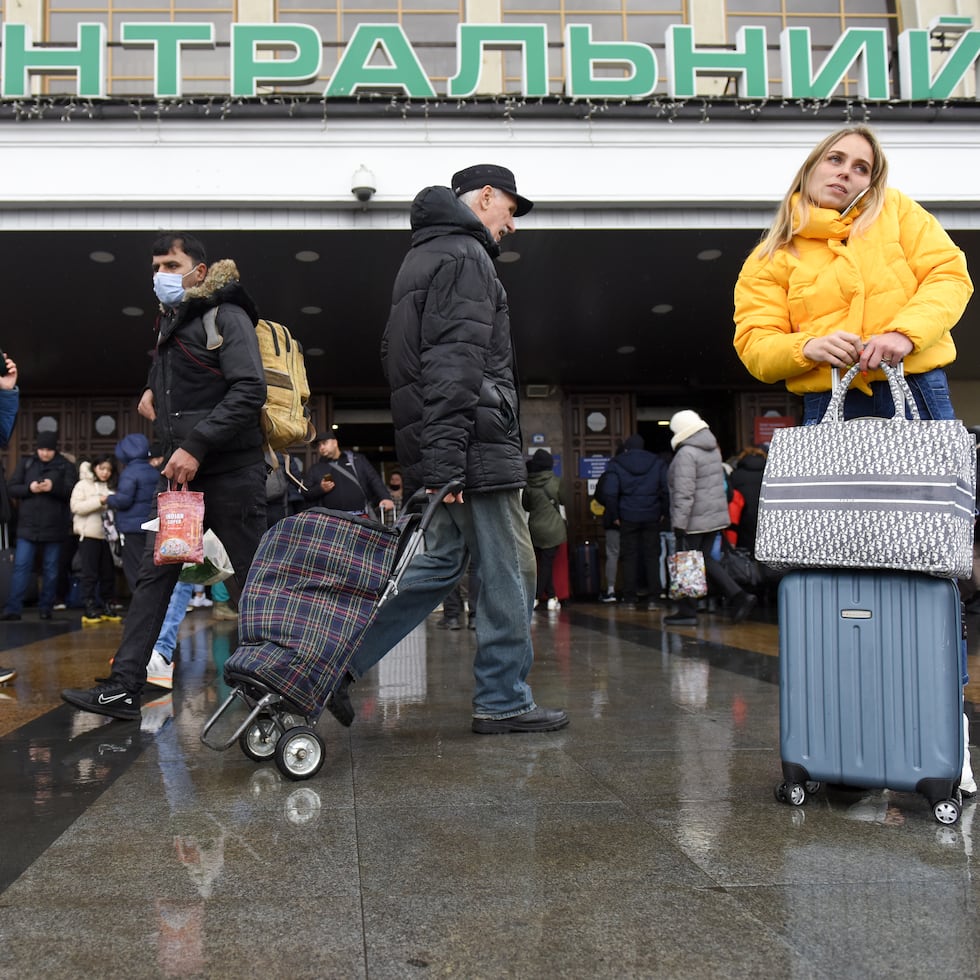 Ciudadanos en la estación Central de Kiev, este jueves. EFE/EPA/STRINGER
