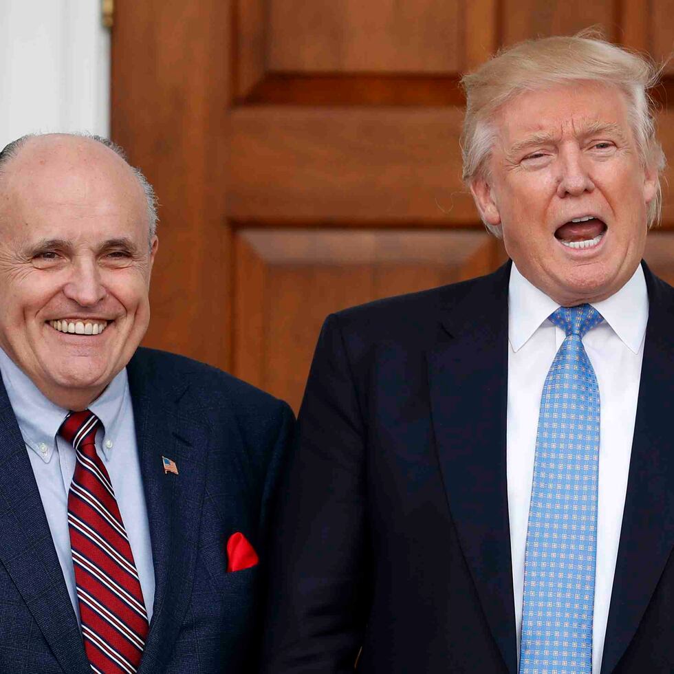 Donald Trump junto a su ahora exabogado, Rudolph Giuliani.