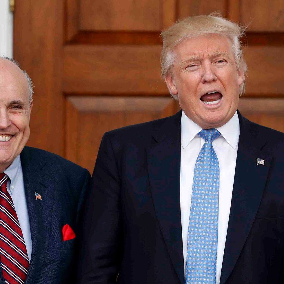 Rudolph Giuliani, a la izquierda, junto al expresidente Donald Trump.