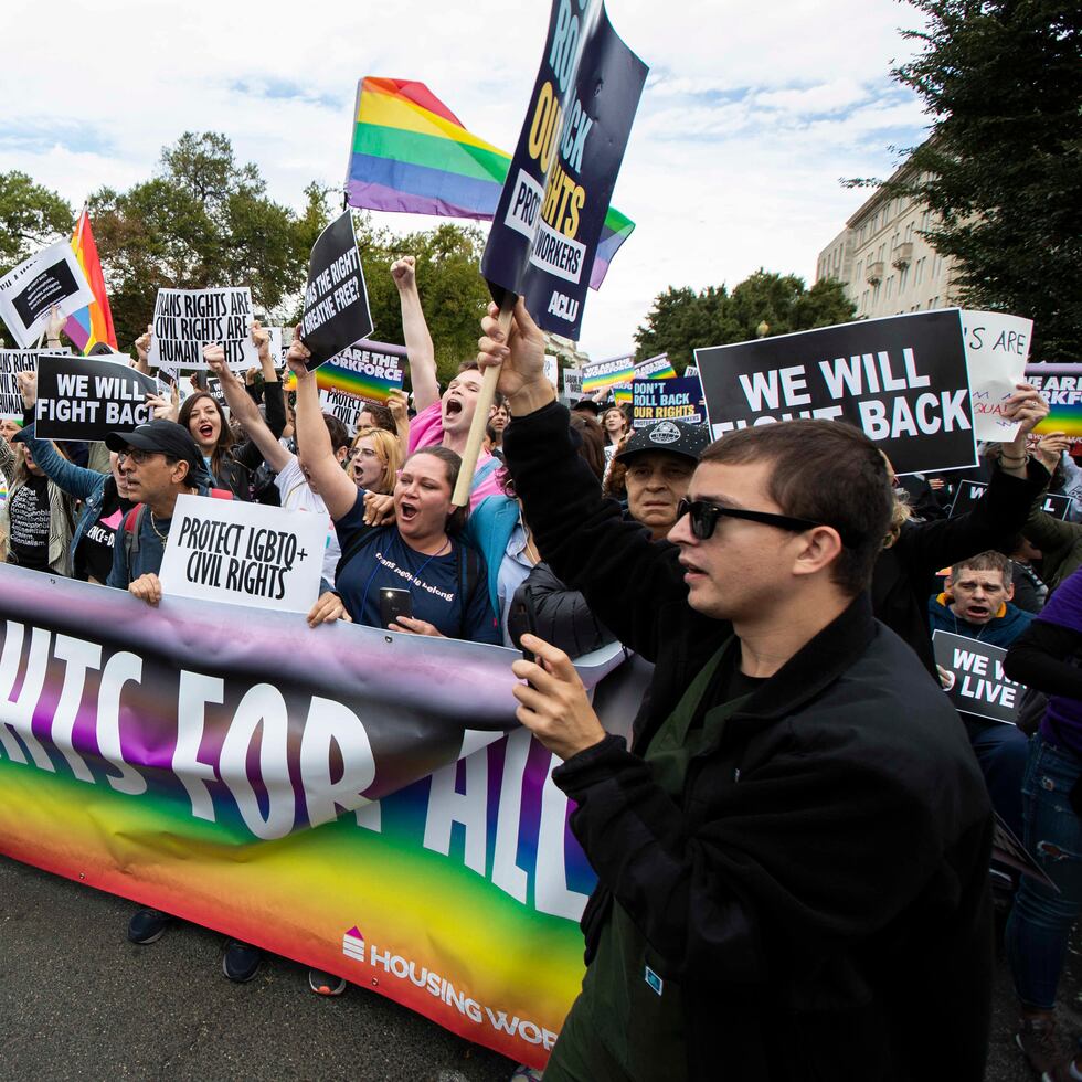 Foto de archivo de defensores de derechos LGBTQ en una protesta frente a la Corte Suprema de Estados Unidos.