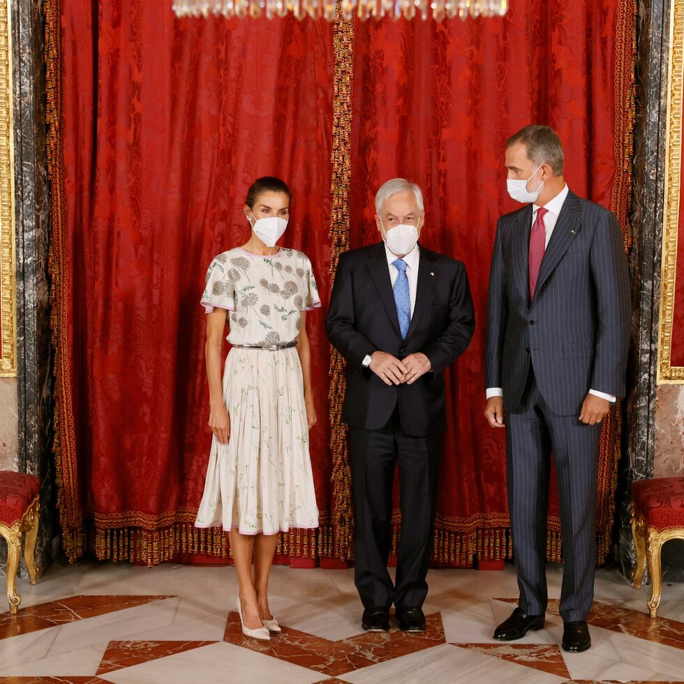 Los reyes Felipe y Letizia conversa con el presidente de la República de Chile, Sebastián Piñera. (Foto: EFE)