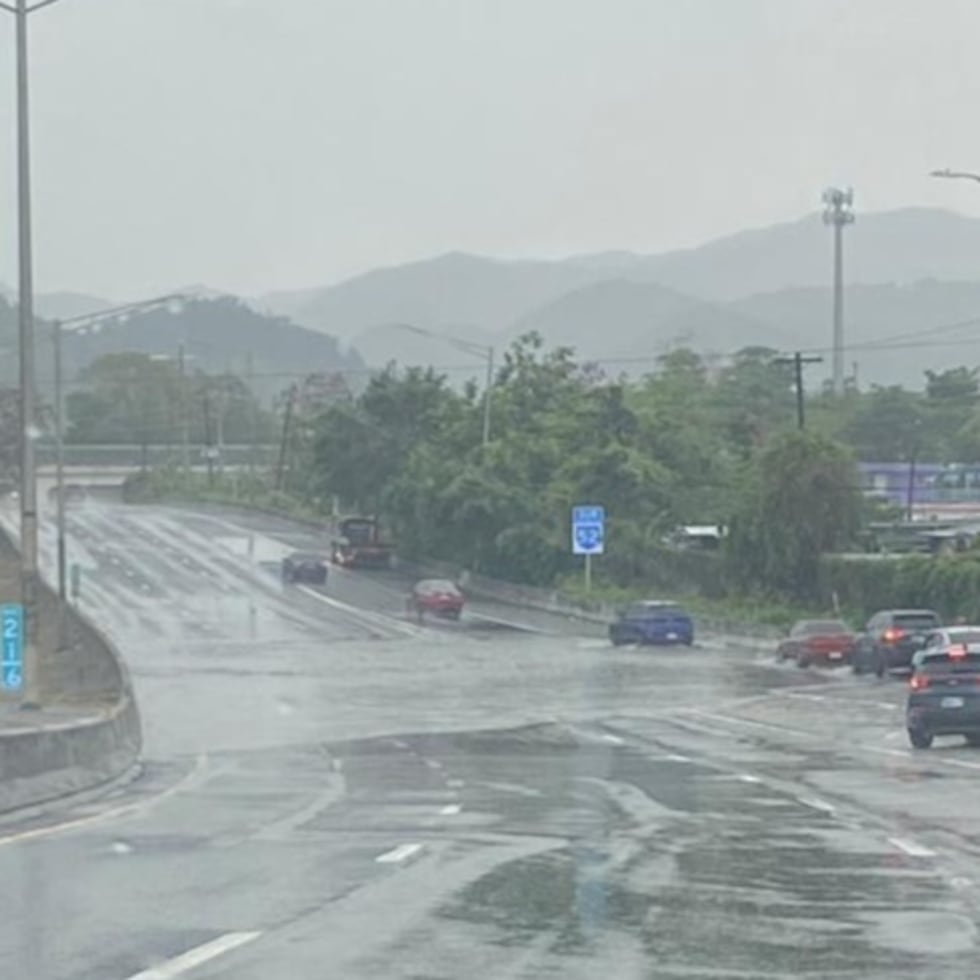 A eso de las 8:50 de la mañana de hoy, agentes del Negociado de la Policía, adscritos a la División de Patrullas de Autopistas y Carreteras del área de Caguas, informan sobre una inundación que al momento ocurre entre el kilómetro 21.6 y 21.8 de la autopista PR-52, en dirección de Caguas hacia Cayey.