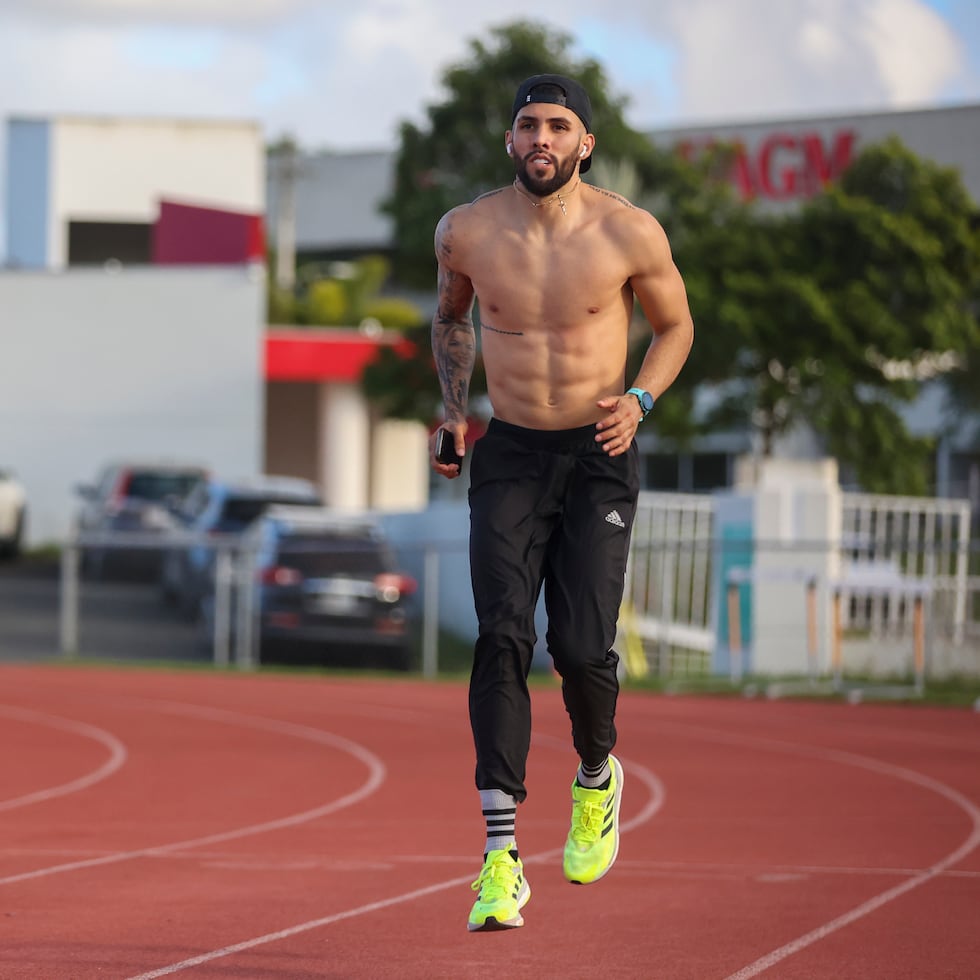 El semifondista Wesley Vázquez comenzó hace una semana con los entrenamientos en pista.