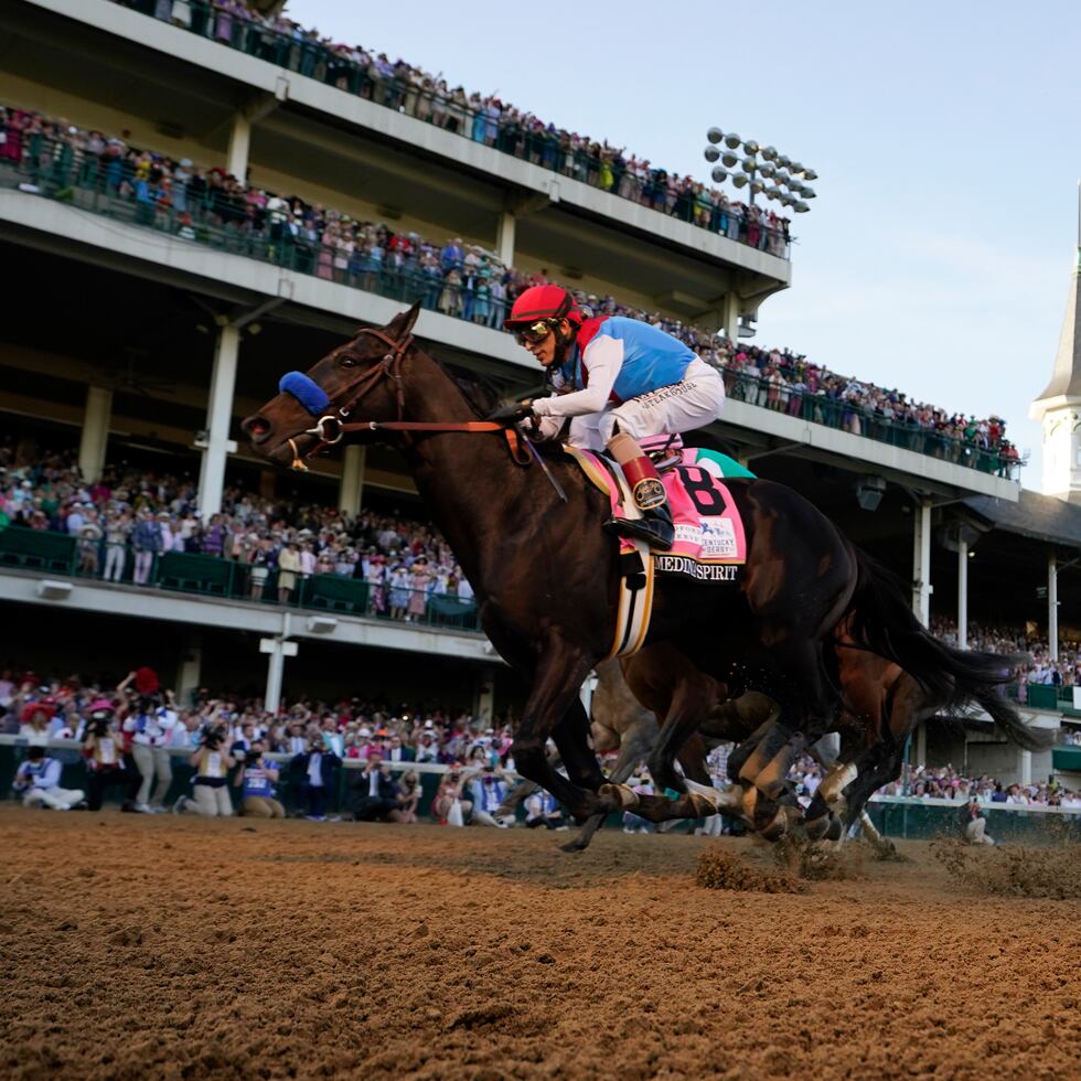 John Velázquez a su llegada a la meta del Kentucky Derby sobre Medina Spirit.