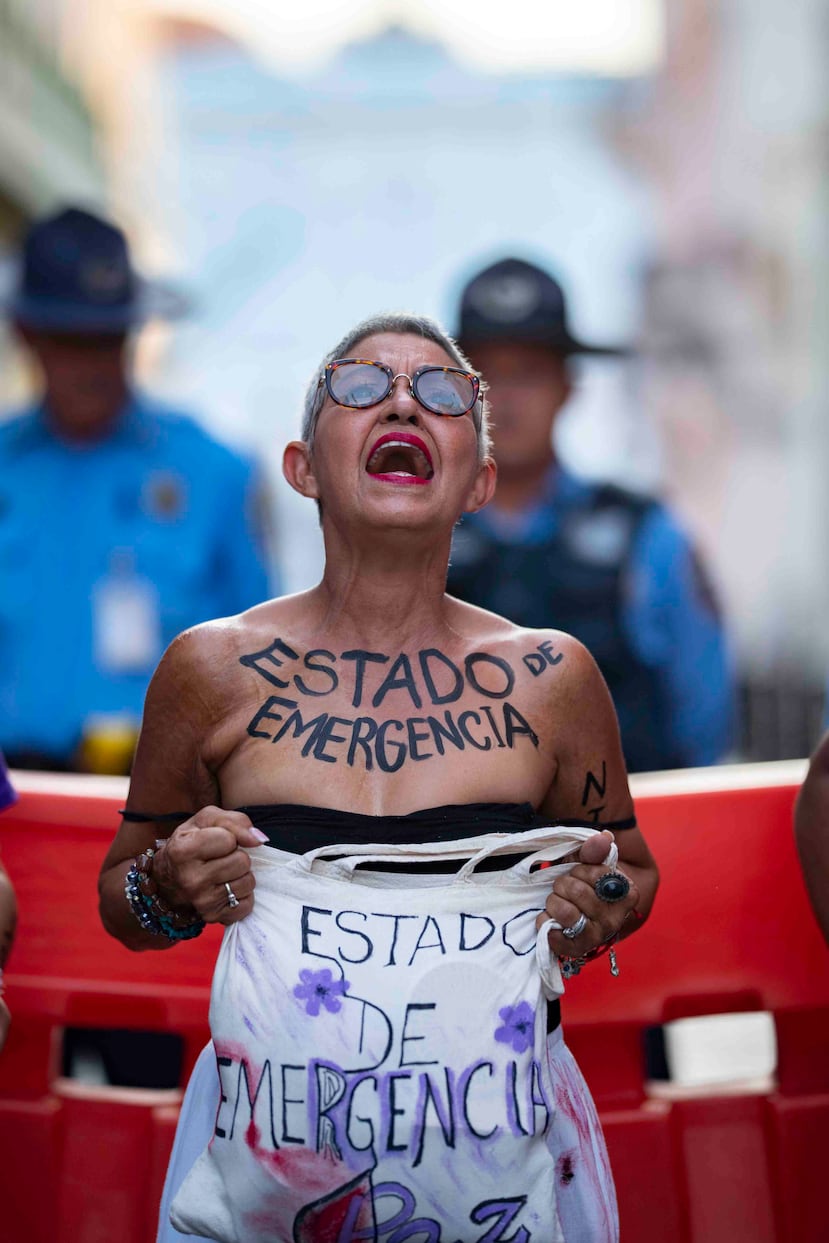 Una manifestante feminista protesta en favor a la activación de un estado de emergencia para atender la violencia de género. (Ramón "Tonito" Zayas)