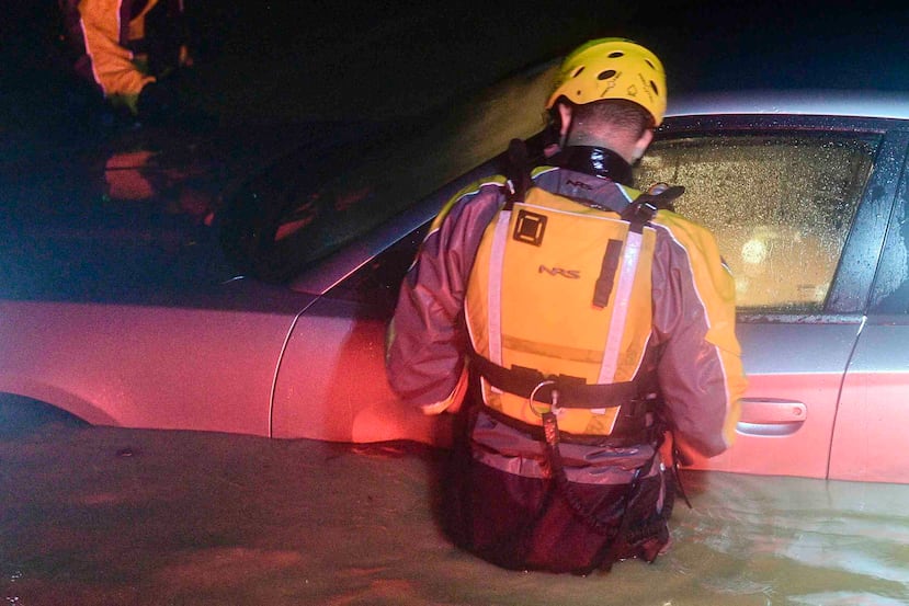 Un auto se quedó  inundado en Fajardo durante el paso del huracán Irma cerca de Puerto Rico.