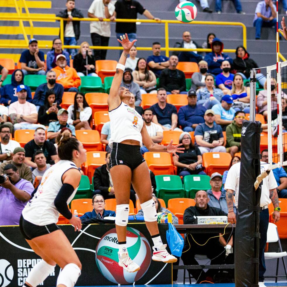 Aury Cruz realiza un ataque durante su debut con las Changas de Naranjito en la primera jornada de la temporada 2023 del Voleibol Superior Femenino.