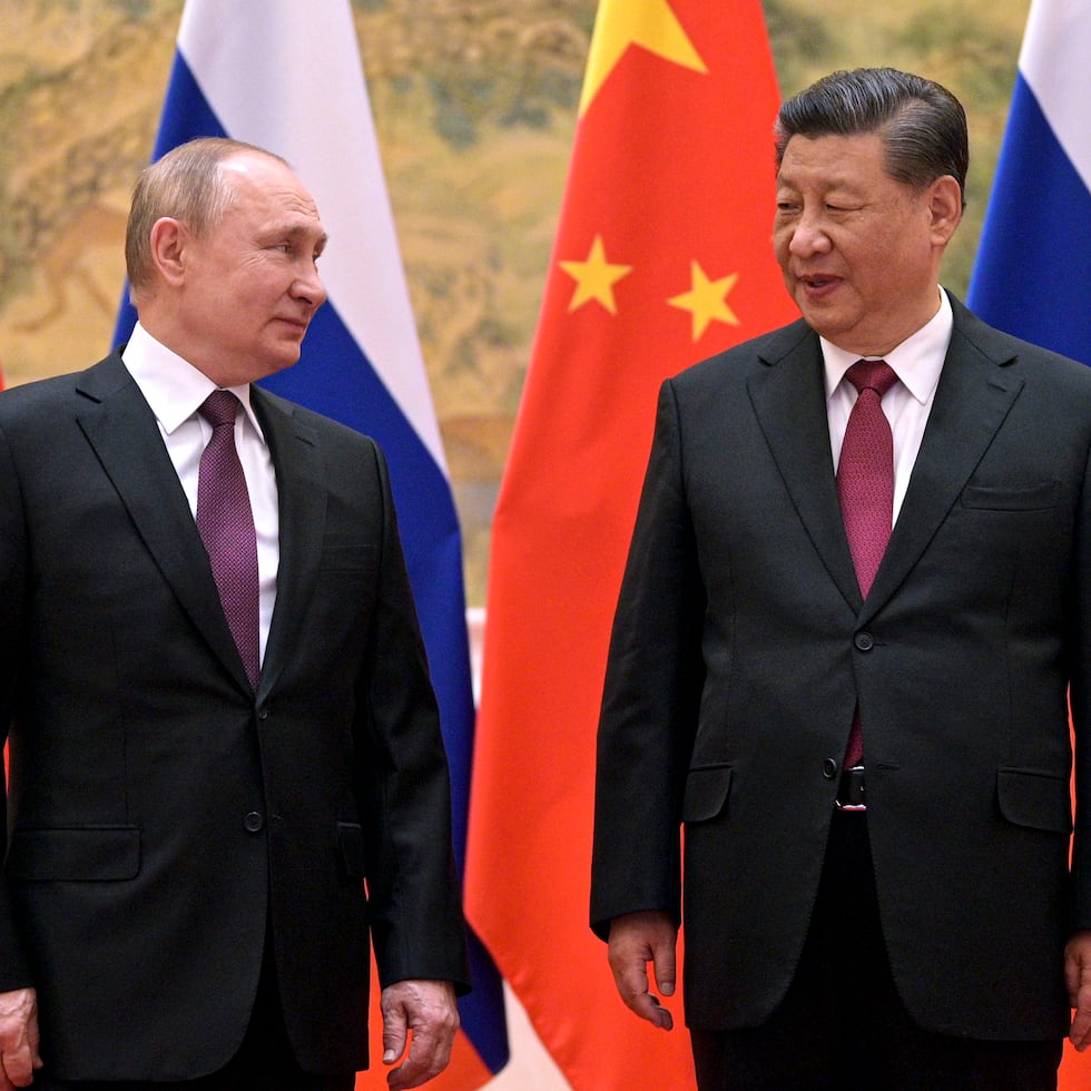 ARCHIVO - Los presidentes Xi Jinping, de China, derecha, y Vladimir Putin, de Rusia, conversan durante su encuentro en Beijing, 4 de febrero de 2022. China es el único amigo que ayudaría a Rusia a mitigar el impacto de las sanciones económicas por su invasión a Ucrania, pero el gobierno del presidente Xi no ha dado la menor señal de estar dispuesto a poner en peligro su propio acceso a los mercados europeos y estadounidense por exceso de amistad. (Alexei Druzhinin, Sputnik, Kremlin Pool Photo via AP, File)