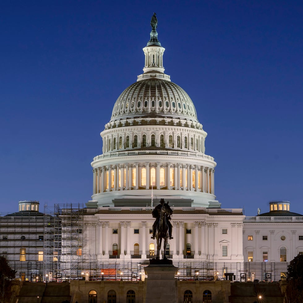 Vista del Capitolio de EEUU antes del amanecer, Washington, 21 de matzo de 2022. Con un pedido urgente de fondos trabado en el Congreso, la Administración de Recursos y Servicios de Salud dice que  no puede cubrir las cuentas médicas para tests y tratamientos del COVID-19 de personas sin seguro.