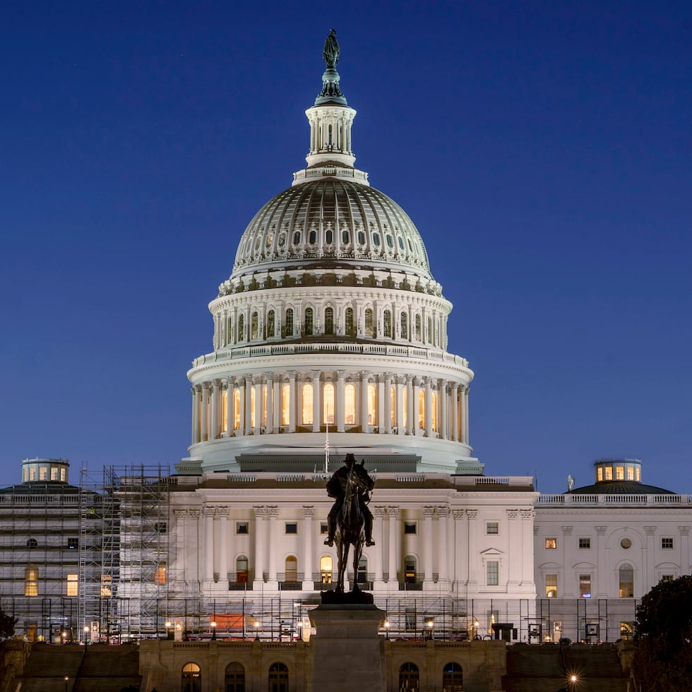 Vista del Capitolio de EEUU antes del amanecer, Washington, 21 de matzo de 2022. Con un pedido urgente de fondos trabado en el Congreso, la Administración de Recursos y Servicios de Salud dice que  no puede cubrir las cuentas médicas para tests y tratamientos del COVID-19 de personas sin seguro.