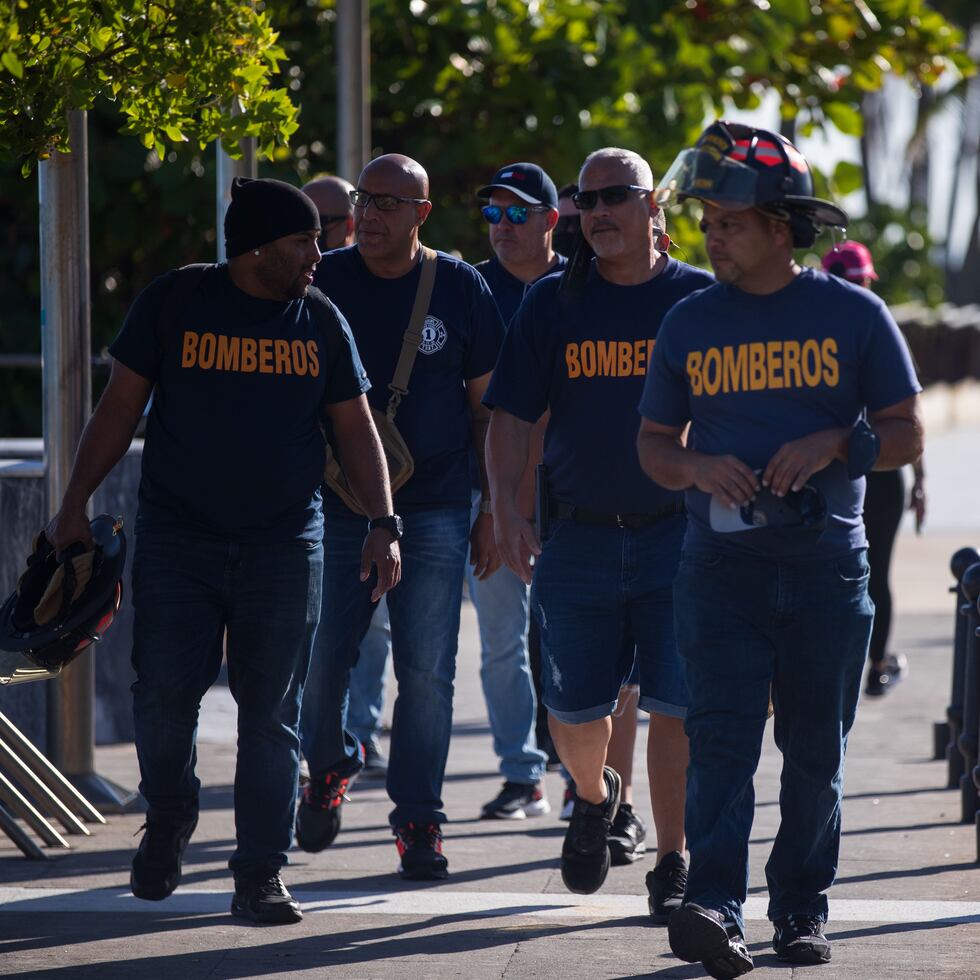 Bomberos se congregaron frente al Capitolio para unirse a la "Gran Marcha de la Indignación".