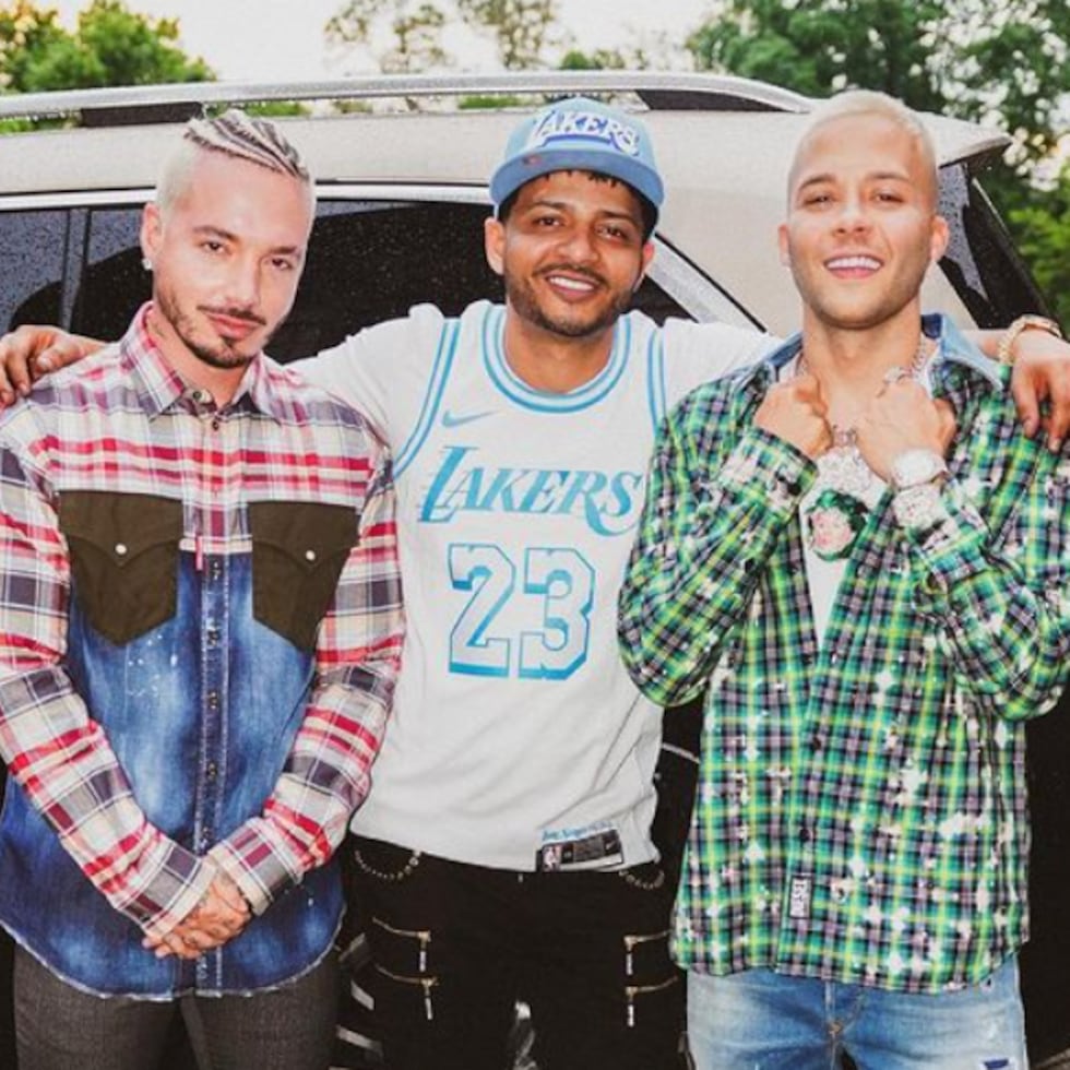 J Balvin (izquierda), Flow la Movie (centro), y Nio García (derecha).