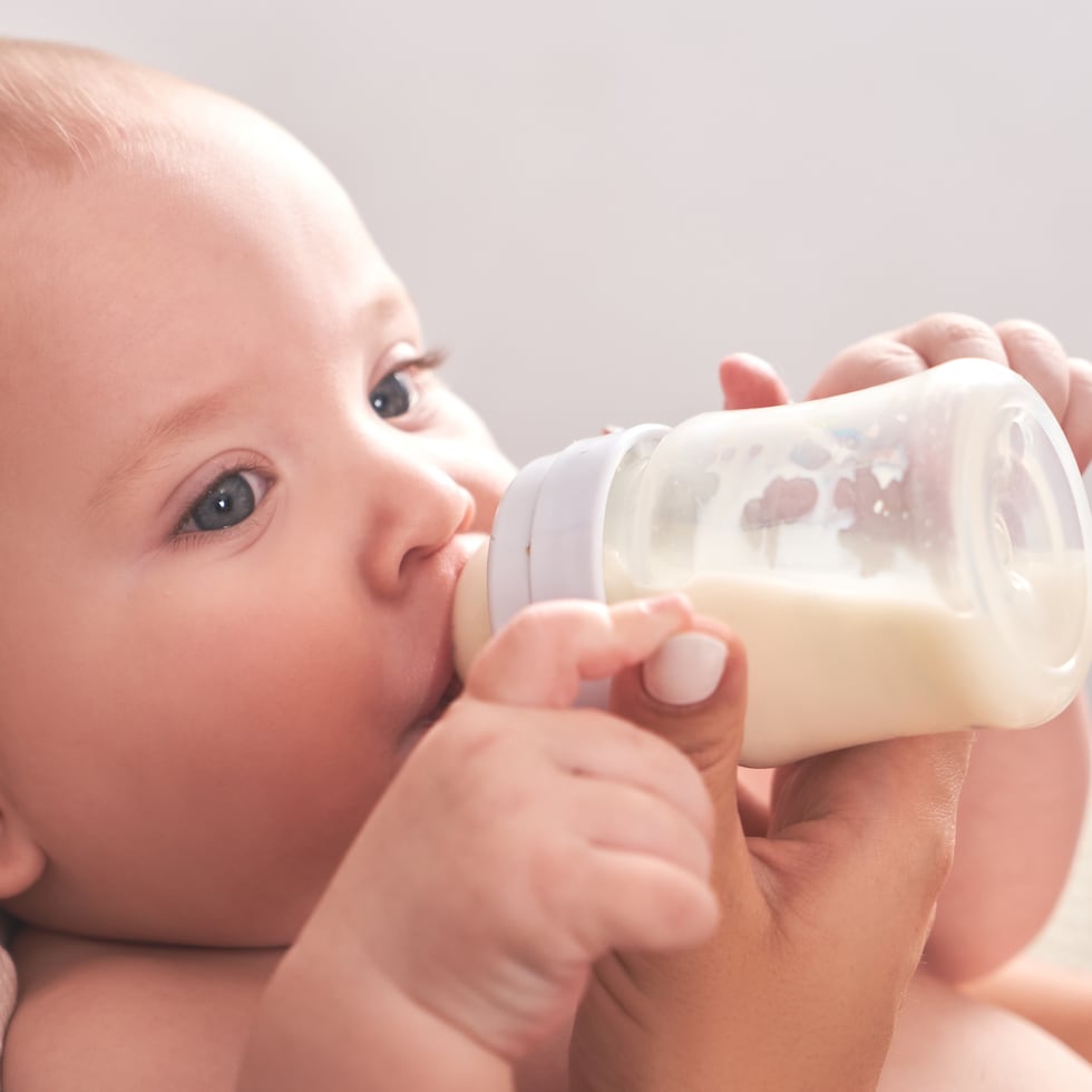 Si la lactancia materna no es posible, elegir la fórmula infantil adecuada para el bebé es de suma importancia, para asegurar que reciba los nutrientes necesarios para crecer saludablemente.