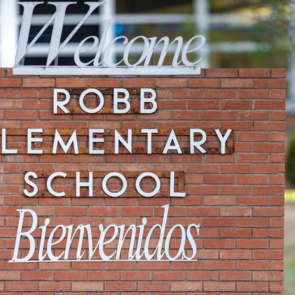 Un policía estatal pasa frente al letrero de la Escuela Primaria Robb en Uvalde, Texas, el 24 de mayo de 2022, luego del tiroteo mortal.