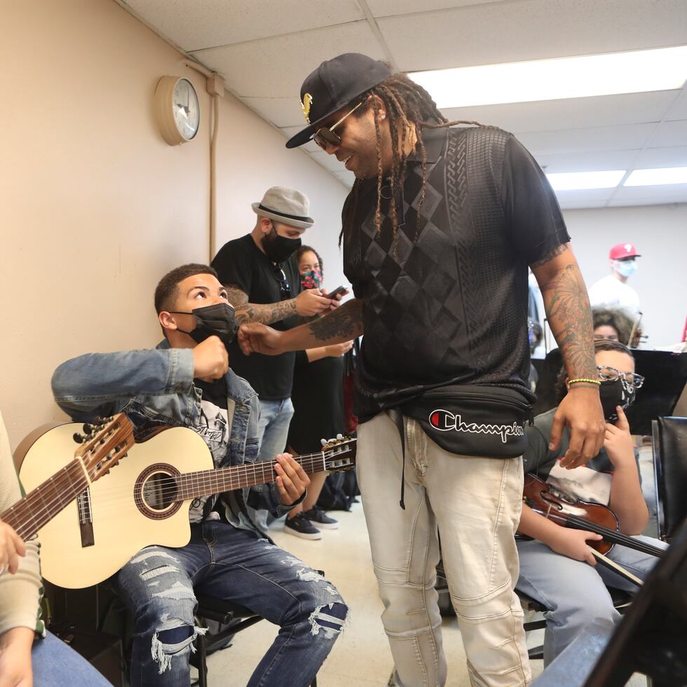 El cantante Pirulo,artista principal del evento Revive la Música comparte con los estudiantes que participan en el concierto.