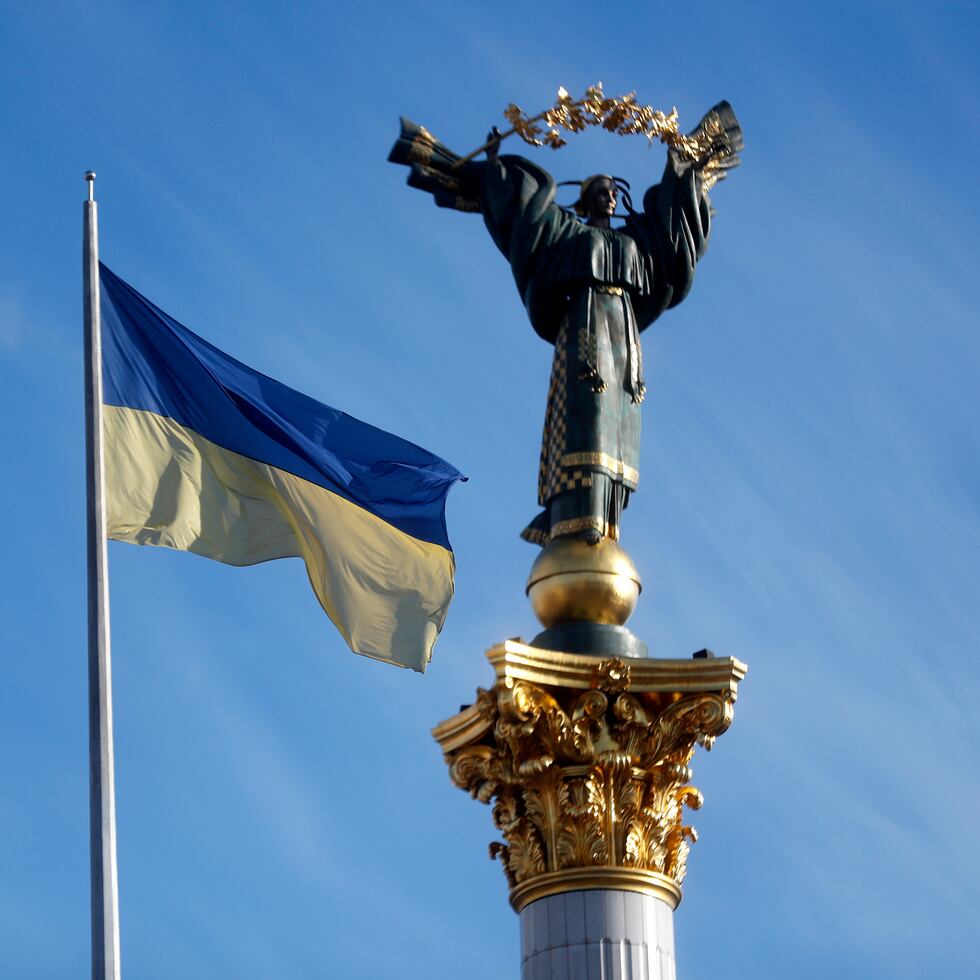 La bandera ucraniana ondea junto al monumento a la independencia en la plaza del mismo nombre de Kiev, dos días después de haber sido invadido el país por el ejército ruso el 24 de Febrero 2022.(Rusia, Ucrania) EFE/EPA/ZURAB KURTSIKIDZE
