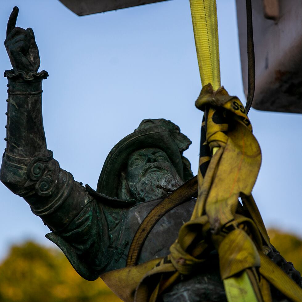 24 enero 2022. Plaza de San Jose. 

En el dia de hoy, la estatua de Juan Ponce De Leon fue derribada durante madrugada de hoy. Empleados del Municipio de San Juan, trabajaron durante la tarde para ubicar la estatua en su lugar en medio de protestas y enfrentamientos entre la policia y manifestantes. 

Xavier Garcia / Fotoperiodista