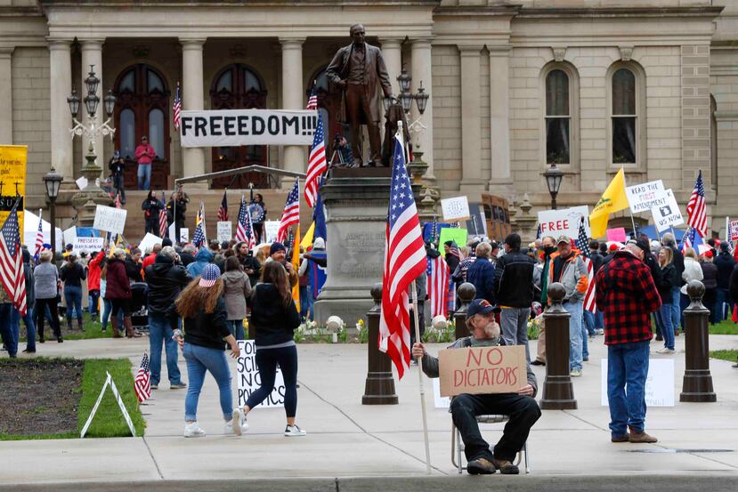 En esta imagen, tomada el 30 de abril de 2020, manifestantes protestan en el Capitolio estatal en Lansing, Michigan. (AP Foto/Paul Sancya)

