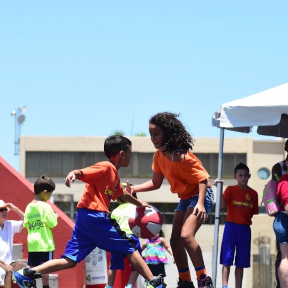 Niños demostraron sus habilidades en el baloncesto el día que conocieron al jugador de los Knicks. (tony.zayas@gfrmedia.com) 