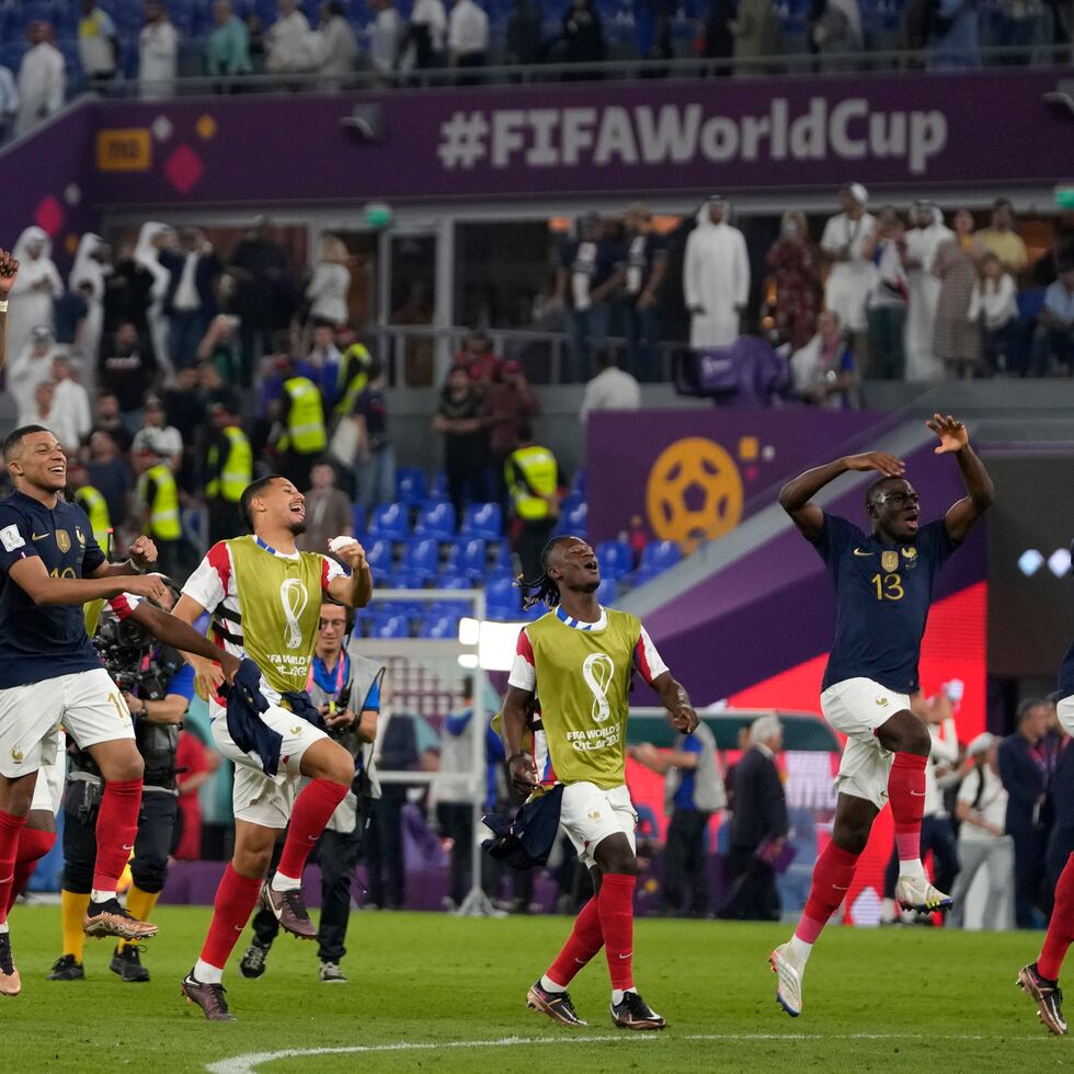 Los jugadores de Francia celebran después del triunfo 2-0 en el partido del Grupo D de la Copa Mundial ante Dinamarca, en el Estadio 974 en Doha, Catar.