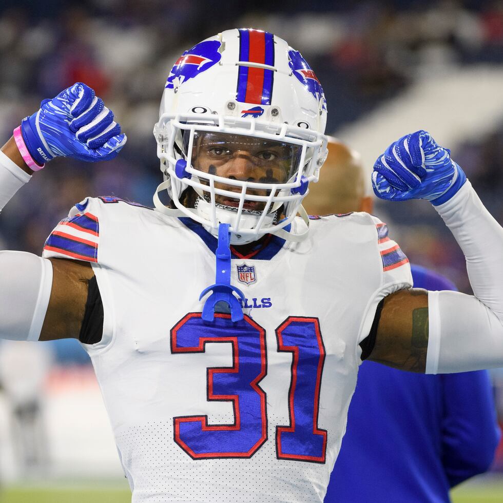 Damar Hamlin, safety de los Bills de Buffalo, se desplomó en el terreno de juego tras derribar al receptor Tee Higgin.