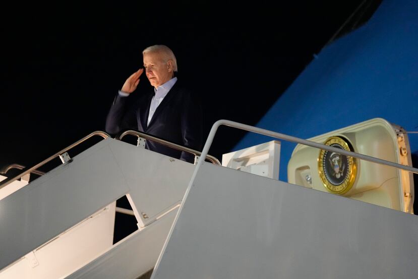 El presidente Joe Biden saluda al abordar el Air Force One en la base de la Fuerza Aérea Andrews, Maryland, el martes 27 de diciembre de 2022.